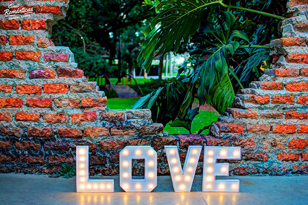 Letrero Iluminado de Madera para Cenas Románticas